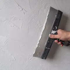 Ile zaprawy tynkarskiej na 1m2? Sprawdź, by uniknąć strat materiału