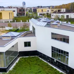 Skuteczne odwodnienie dachu płaskiego z attyką – uniknij problemów z wodą