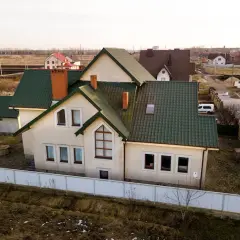 Jaką elewację wybrać do domu z zielonym dachem, aby zachwycał?