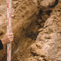 Jak wytyczyć fundamenty, aby uniknąć kosztownych błędów budowlanych