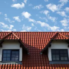 Ile waży dachówka ceramiczna? Odkryj, co wpływa na jej wagę