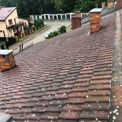 Jak skutecznie umyć dachówkę ceramiczną bez jej uszkodzenia