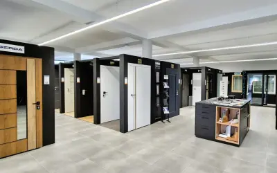 Nowoczesny salon z drzwiami i oknami, prezentujący różne modele i marki.