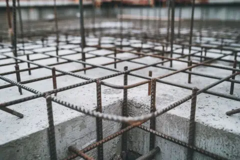Co ile strzemiona na fundament? Kluczowe zasady dla solidnej budowy