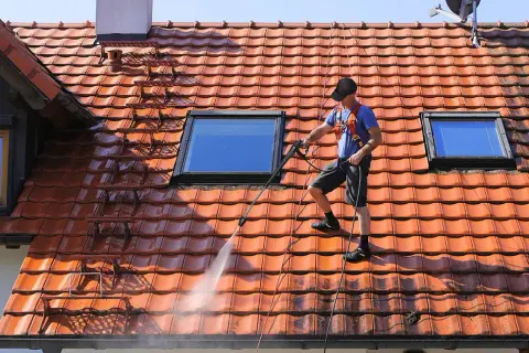 Jak chodzić po dachu z dachówki: unikaj wypadków i zniszczeń