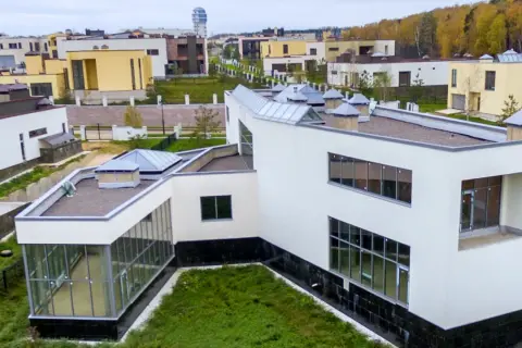 Skuteczne odwodnienie dachu płaskiego z attyką – uniknij problemów z wodą
