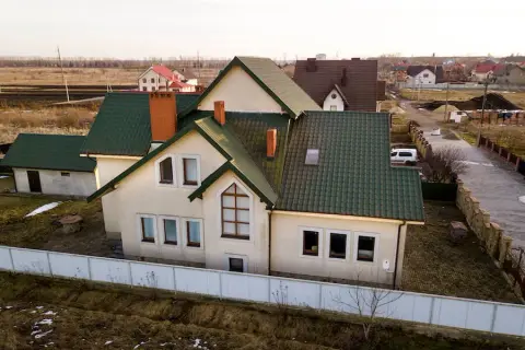 Jaką elewację wybrać do domu z zielonym dachem, aby zachwycał?