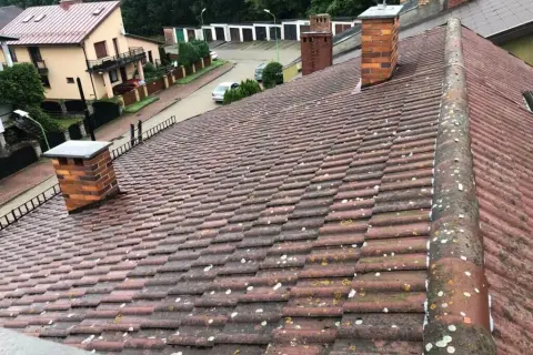 Jak skutecznie umyć dachówkę ceramiczną bez jej uszkodzenia