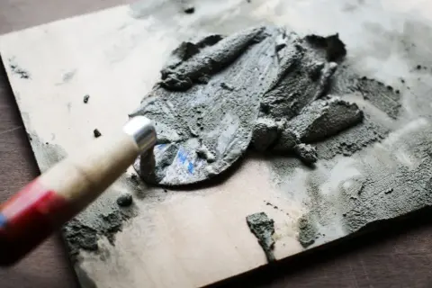 Jaki cement na posadzki 32 5 czy 42 5 - wybierz najlepszy dla trwałości