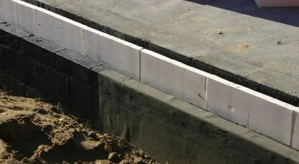 Ile styropianu na fundament? Kluczowe grubości dla Twojego domu