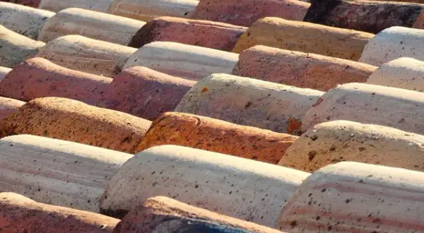 Czym ciąć dachówkę ceramiczną, aby uniknąć zniszczeń i pyłu?