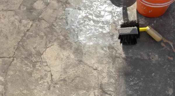 Jak usunąć wosk z kostki brukowej domowym sposobem - skuteczne metody