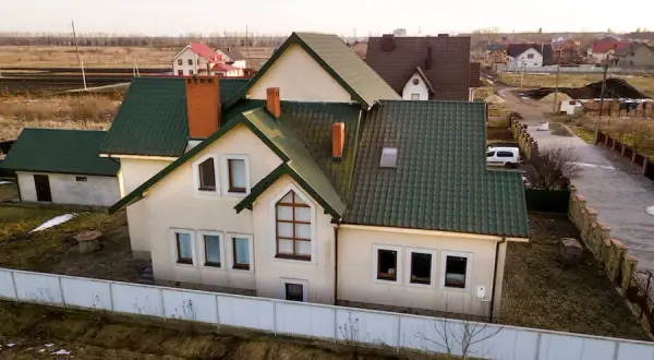 Jaką elewację wybrać do domu z zielonym dachem, aby zachwycał?