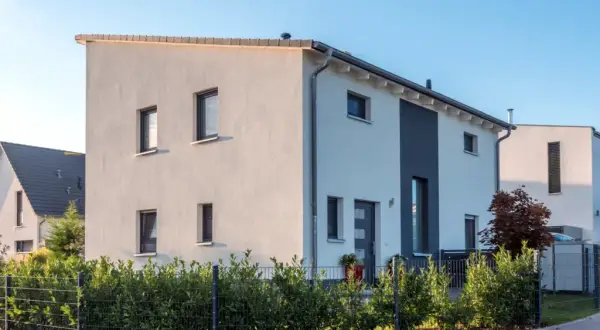 Dach pulpitowy - zalety, zastosowania i porady budowlane