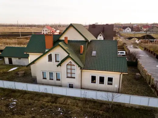 Jaką elewację wybrać do domu z zielonym dachem, aby zachwycał?
