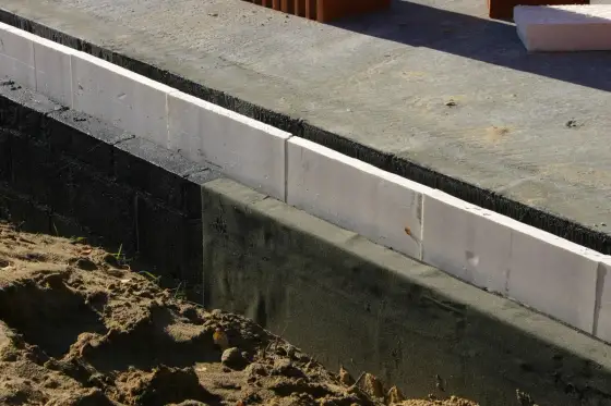 Ile styropianu na fundament? Kluczowe grubości dla Twojego domu