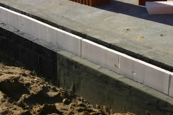 Ile styropianu na fundament? Kluczowe grubości dla Twojego domu