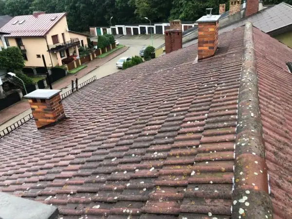Jak skutecznie umyć dachówkę ceramiczną bez jej uszkodzenia